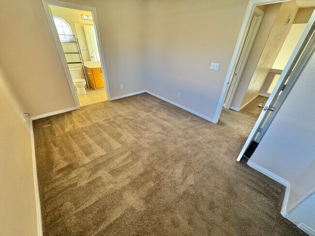 Building Photo - Charming home in a desirable Henderson neighborhood