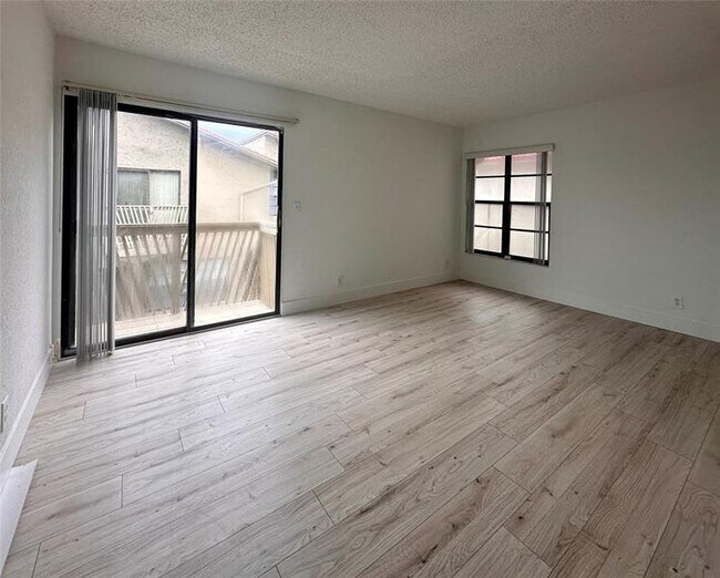 Building Photo - 2580 Coral Springs Dr