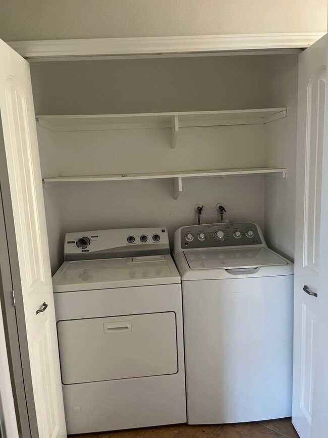 Building Photo - Beautiful 2 Bedroom/1 Bath Floor Level Rem...