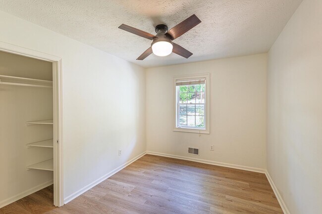 Building Photo - 4BR Home on 1 Acre with Finished Basement in Fayetteville