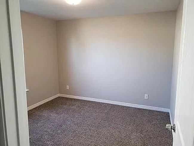 Building Photo - 3-bed, 2-bath, 2-car garage, Vinyl Fenced Back Yard, 1514 Sq Ft.