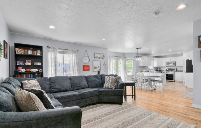 Building Photo - Beautiful 5-Bedroom Home in Lehi