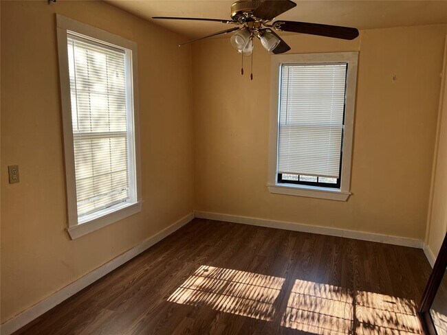 Building Photo - 102 E Carrie Manor St