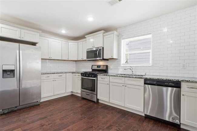 Building Photo - 250 Maple St