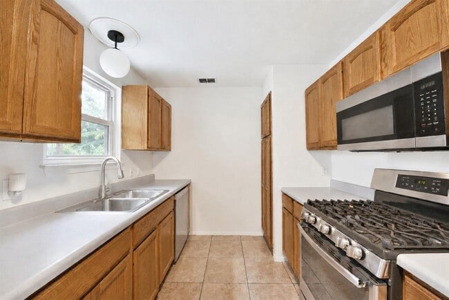 Building Photo - 8411 Romney Rd