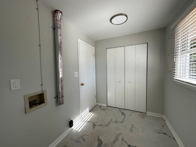 Building Photo - Weaverville Rental