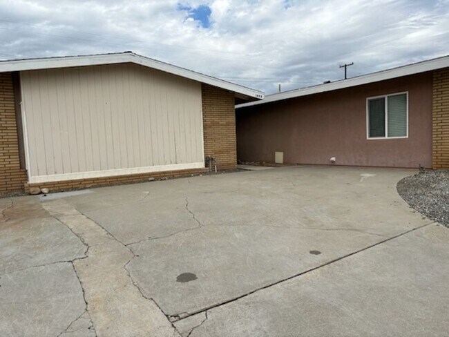 Primary Photo - 1455 Laramie Ave