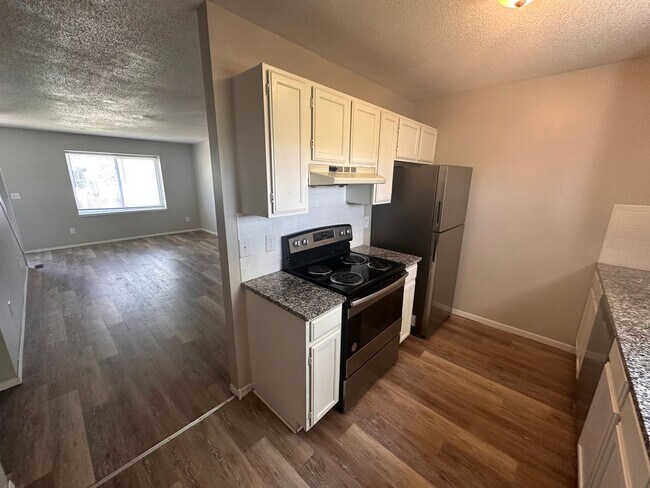 Building Photo - $1195 - 3 bedroom/ 2.5 bathroom - Townhome...