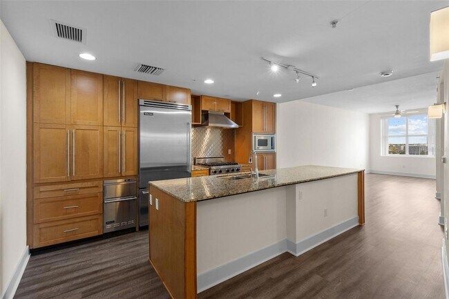 Building Photo - 1208 E Kennedy Blvd