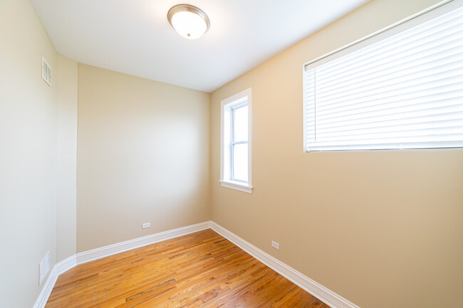 Building Photo - 1642 W Greenleaf Ave