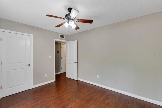 Building Photo - Hawthorne Reserve Condo