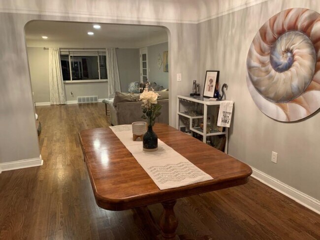 Building Photo - 6422 Fairhurst Ave