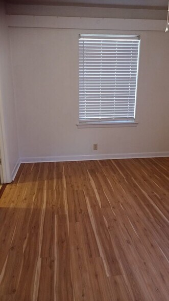 Building Photo - 1402 Hillcrest Dr