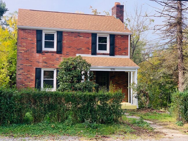 Building Photo - 1015 Willow Dr