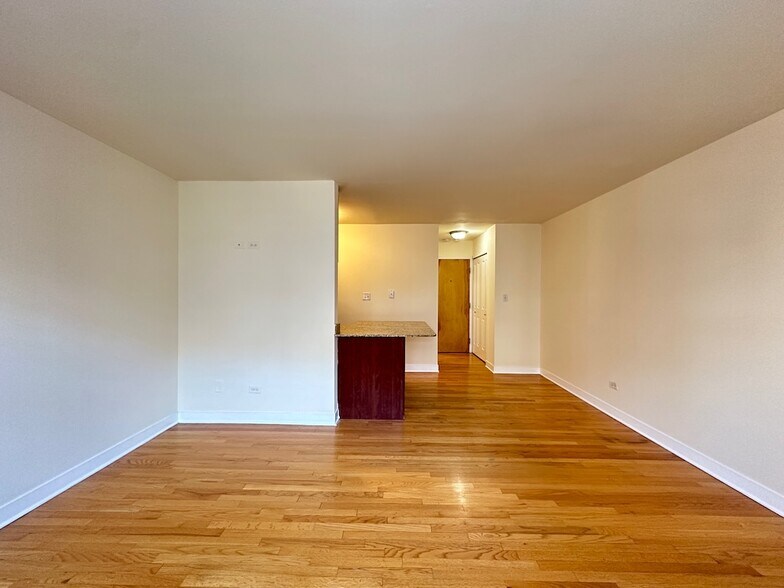 Building Photo - 639 W Wrightwood Ave