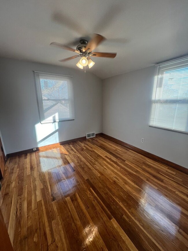 Building Photo - 2 Bedroom Townhome in Grandview!!