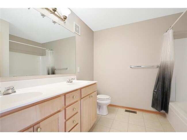 Building Photo - 15564 Lilac Dr