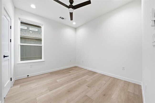 Building Photo - 2212 Yellow Jacket Ln