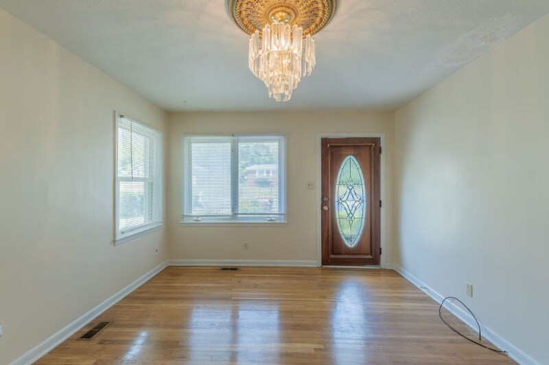 Building Photo - 925 Fleetwood Dr