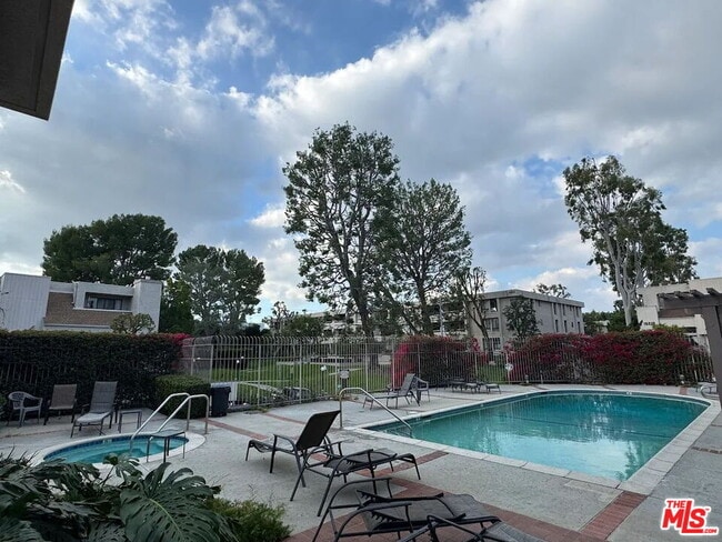 Building Photo - 15215 Magnolia Blvd