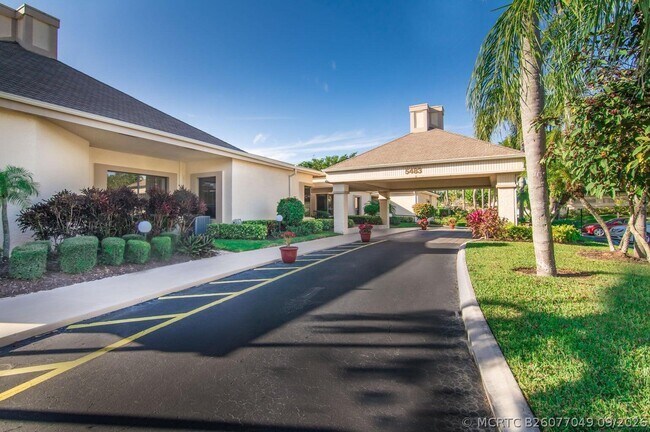 Building Photo - 5355 10th Fairway Dr