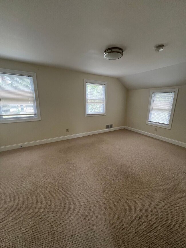 Building Photo - 3 Bed, 1.5 Bath Near U of R, Strong & Coll...