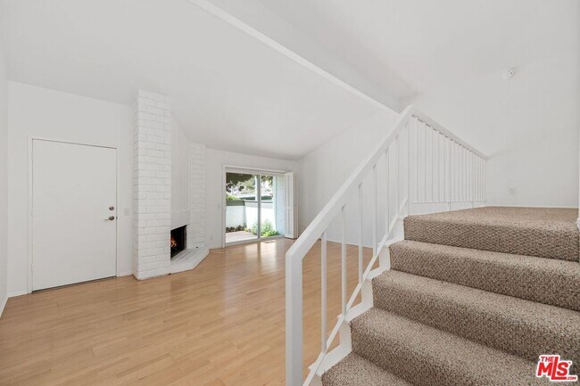 Building Photo - 1646 Palisades Dr