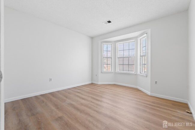 Building Photo - 195 Darwin Ln