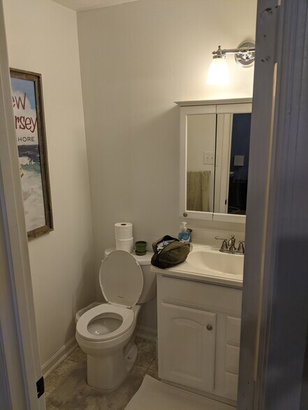 Half bath in the master bedroom - 19 Ashinghurst Rd