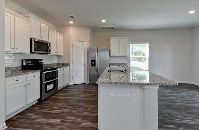 Building Photo - Inviting 3BR/2.5BTH Residence Nestled At T...