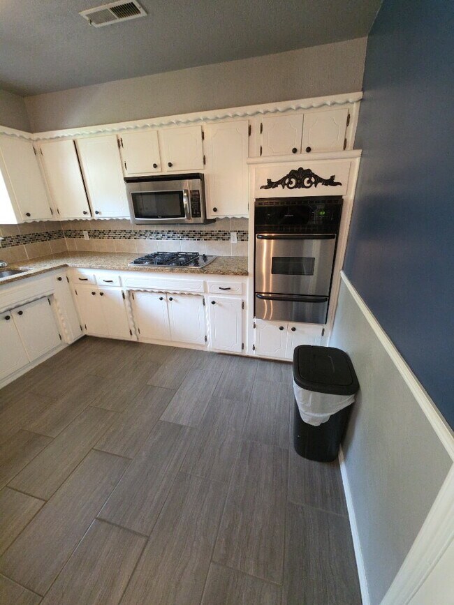 Building Photo - "Charming 3-Bed, 2-Bath Haven in Broken Ar...