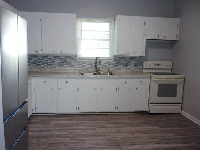Building Photo - Beautifully Renovated 2 Bedroom 1 1/2 Bath Home