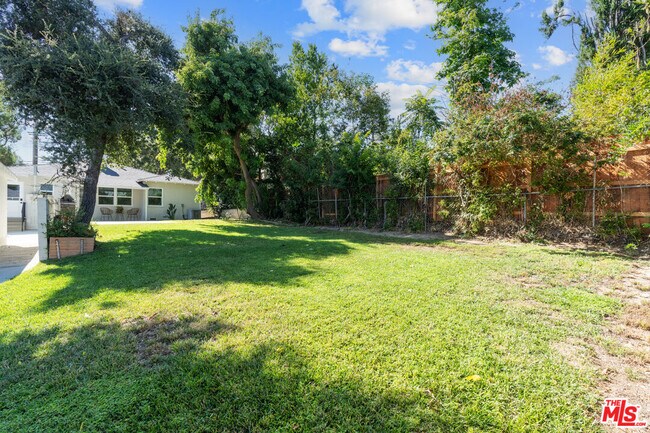 Building Photo - 4824 La Canada Blvd