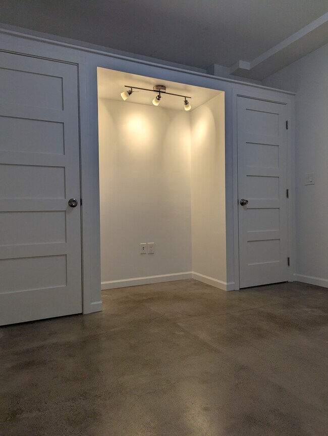 Building Photo - 2818 NE FREMONT ST