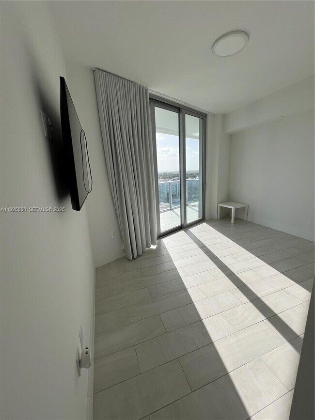 Building Photo - 2000 Metropica Wy