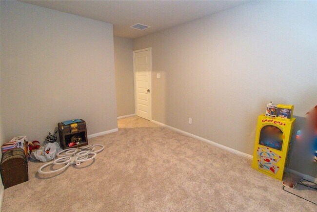 Building Photo - 2221 Middle Rdg Dr