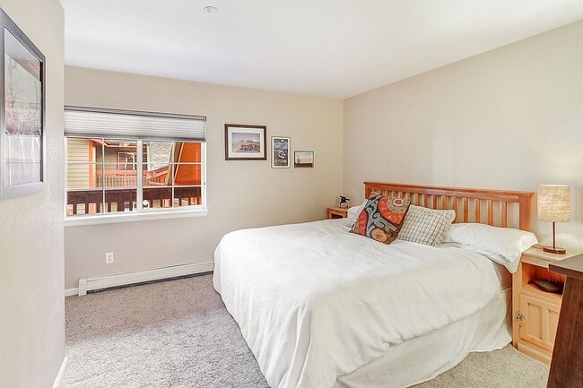 Building Photo - Furnished! Updated 3bed/3bath! 1 car garag...