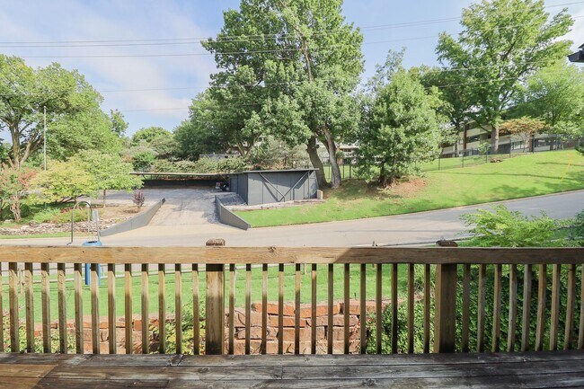 Building Photo - $1,655 / 2 Bed / 2 Bath / 1,150 sqft REMOD...