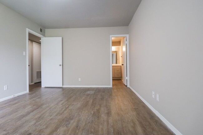 Building Photo - 2 Bed / 2 Bath Condo in Central Tulsa!