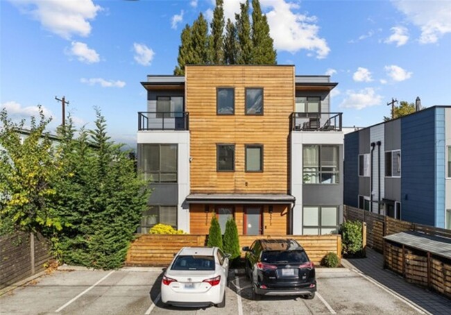 Primary Photo - Modern and Sleek 3 Bed Townhome in Heart o...