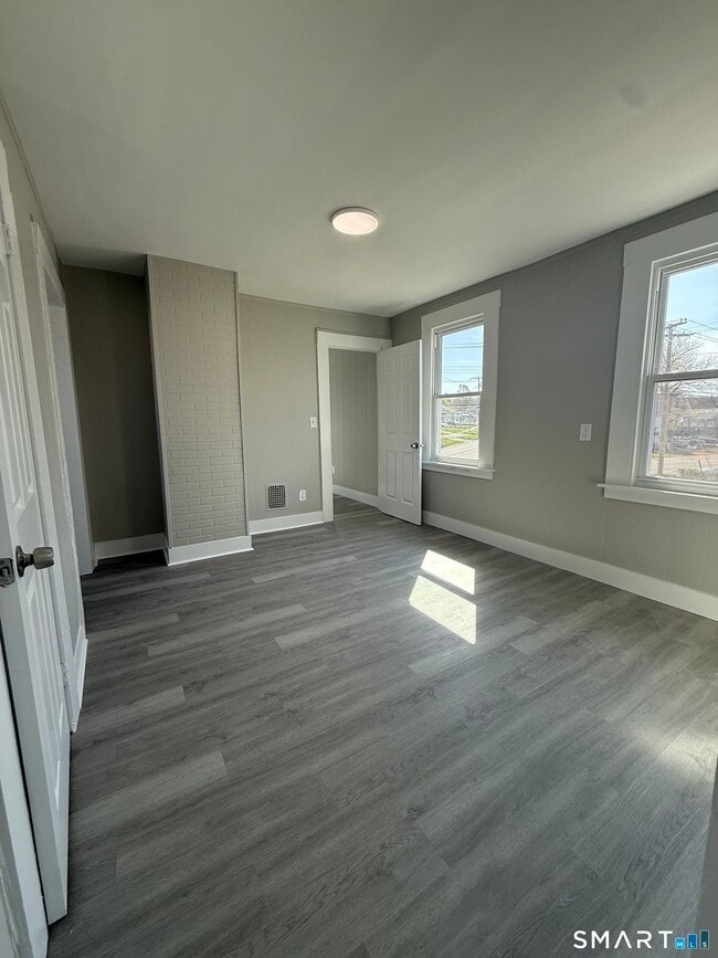 Building Photo - 420 Short Beach Rd