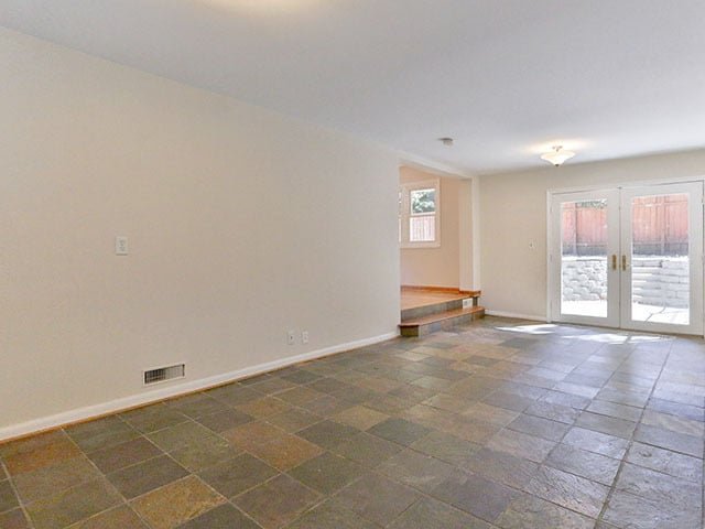 Building Photo - Spacious and Light Lake Oswego Home