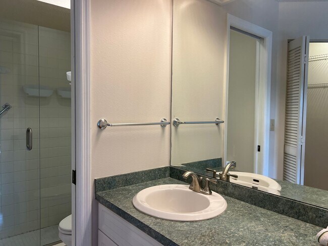Building Photo - 3018 Sail Pointe Cir