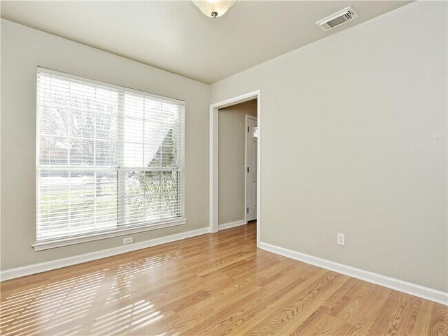 Building Photo - 605 Amaryllis Ave