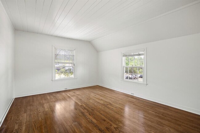 Building Photo - 610 Rathervue Pl