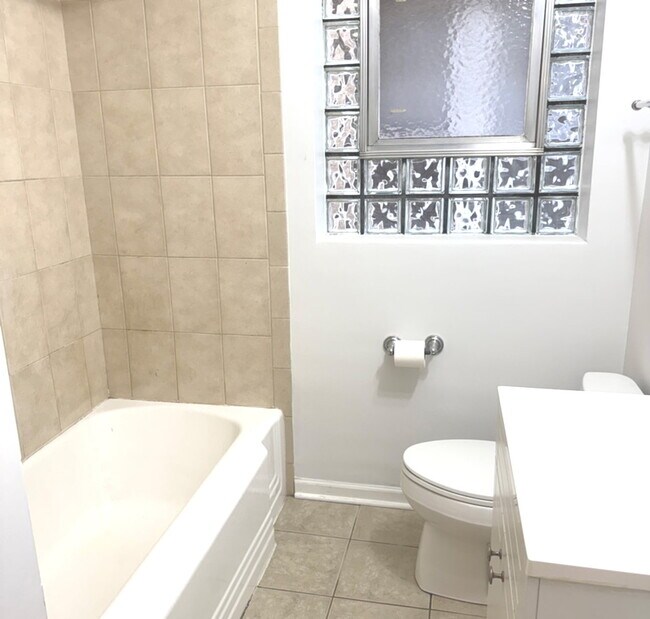 Building Photo - 4947 N Mason Ave