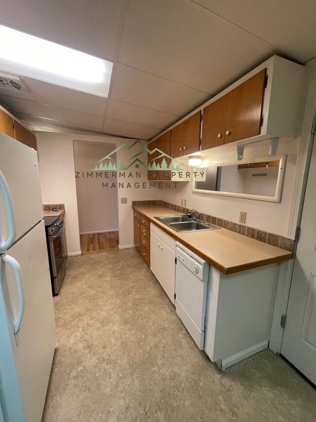 Building Photo - Quiet Friendly Street Neighborhood 3bd/1ba House