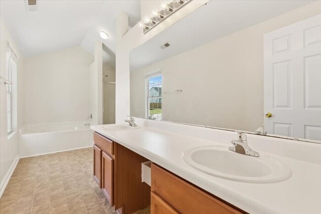 Building Photo - ***Coming Soon!!!***Spacious and Move-In R...