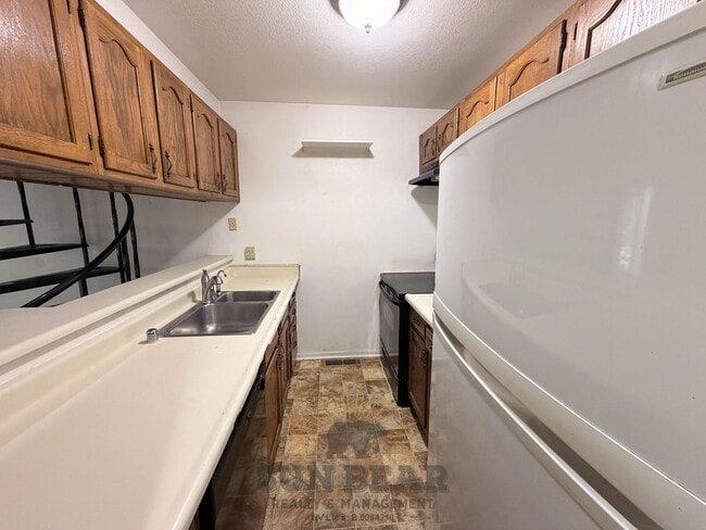 Building Photo - 3 Bedroom, 2.5 bath condo - Central Incline!  Being Painted!