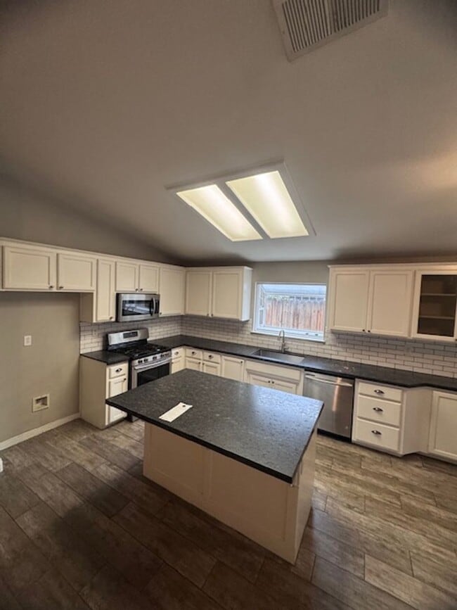 Building Photo - Home For Rent